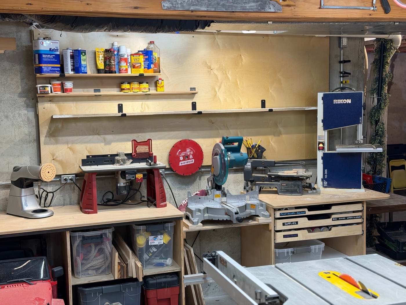 Miter station corner with bandsaw