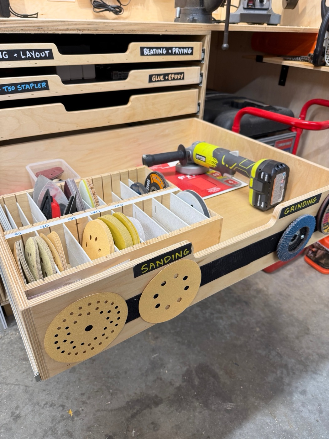 Sanding drawer with discs organized by grit